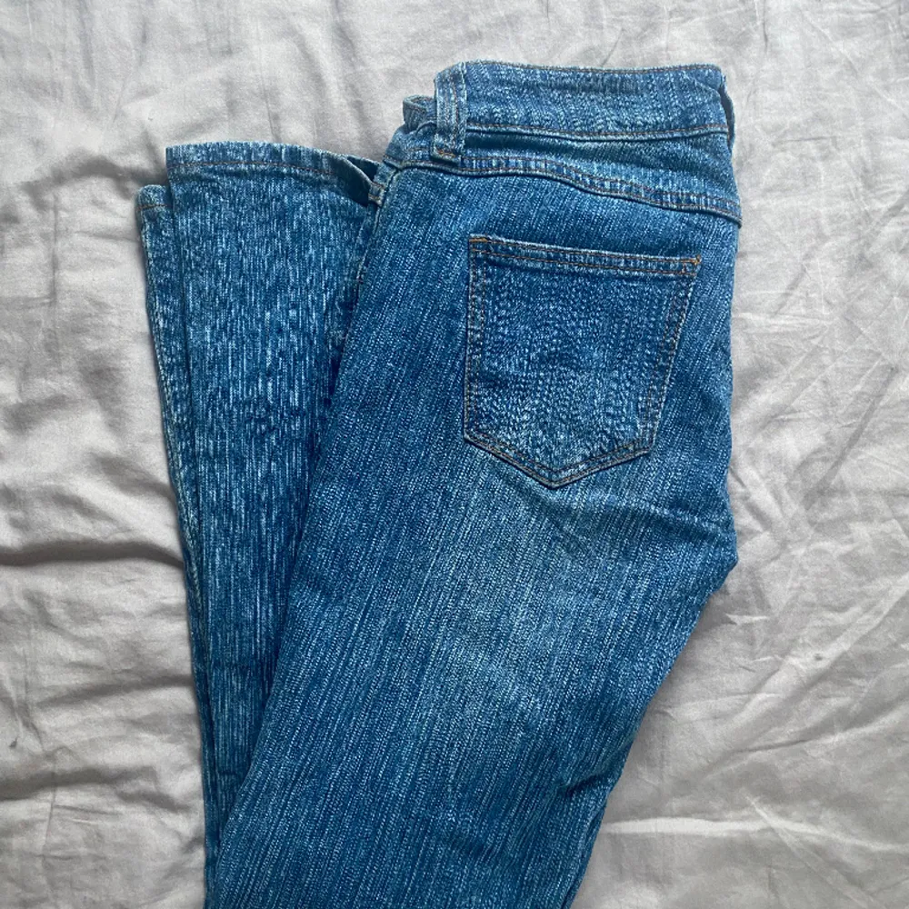 Säljer brandy Melville jeans i modellen ”brielle 90’s”. Jättefina men säljer då de inte kommer till användning.. Jeans & Byxor.
