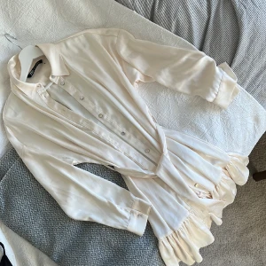 Klänning, vit - - Krämvit, superfin klänning (inte rosa/ beige som den ser ut att vara på bilderna) - Bilderna gör sig ej rättvisa - glansig - Använd fåtal gånger - passar även m då det är knyte i midjan som kan ”regleras”