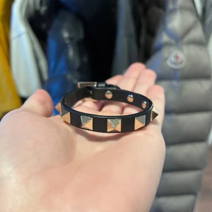 Valentino Armband - Valentino armband i absolut nyskick, 9,5 endast testad. Svart armband med guldiga spikes. Allt og följer med dvs box, dustbag, extra spikes, valentino vykort och äkthetsbevis. Nypris 3100 mitt pris 1600 men tar emot bud! Över 50 refs finns!