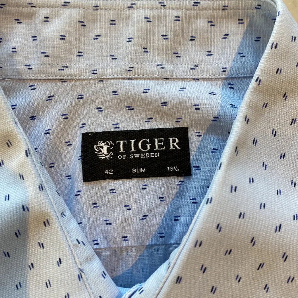 Säljer en snygg tiger of sweden skjorta i nyskick.. Skjortor.