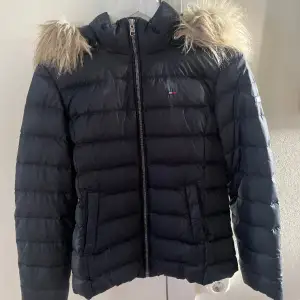 Jättefin dunjacka från Tommy Hilfiger i bra skick med avtagbar luva. Nypris 2600 kr. 