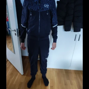 Armani tracksuit - Sällsynt Armani tracksuit som är svår att få tag på. Använd 2 gånger inga hål, fläckar eller liknande. 