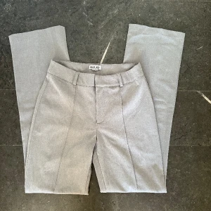 Madlady kostymbyxor 34regular - Så så fina men använder inte då jag har andra gråa kostymbyxor. Dessa är alltså oanvända! Storlek 34 Regular! De är lite långa på mig som är 160 så skulle säga att de passar 164-168 som bäst!