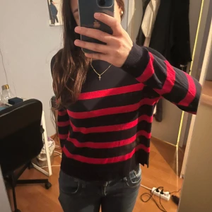 Randig långärmad - Superfin randig långärmad tröja från Zara. Välanvänd och relativt fint skick, tre små defekter så knappt är märkbara. Pris kan diskuteras!