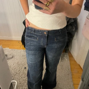 Mörkblåa lågmidjade jeans  - Ett par jäktet snygga lågmidjade mörkblåa jeans. Måste tyvärr sälja dem då dem är lite för stora på mig 💗