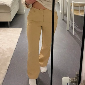 Byxa från ginatricot - Beige byxa från ginatricot. Korta i benen (jag är 155cm lång). Väldigt bra skick!