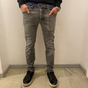 Diesel ripped jeans - Fetq ripped grey slimfit. 9/10 skick modellen är 179cm 67kg. Nypris 1800kr  Dm för fler frågor!