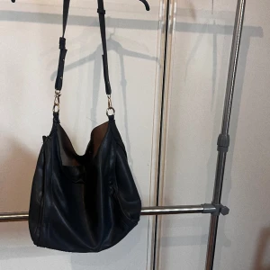 Väska  - Lite sliten men får plats med SÅ MYCKET 