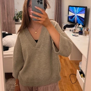 Stickad tröja trekvartsärm  - Beige söt trekvartsärmas tröja!! Köpt på vero Moda🩷 andvänd fåtal gånger så lite nopprig!💖 