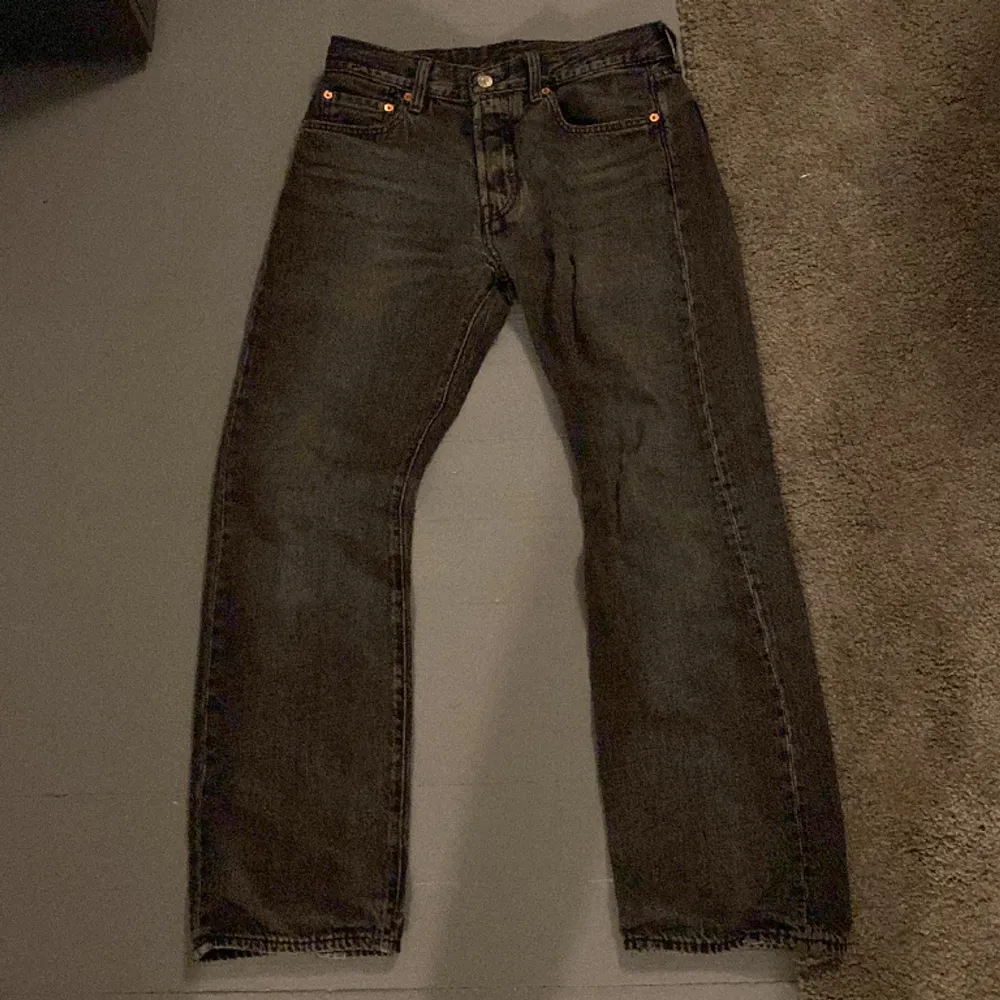 Ett par Levis 501 i mycket bra skick. Använda ett fåtal gånger. Köpta för 1100kr. Jeans & Byxor.