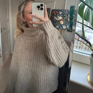 Beige stickad tröja - Beige stickad polotröja köpt i Spanien❤️ passar xs-m, använd fåtal gånger!