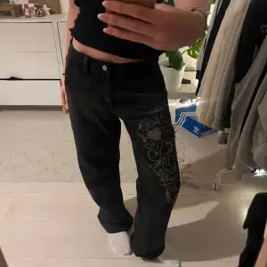 Baggy jeans med tryck på högra benet🙌🏼 Midja: 38cm rakt över, innerbenslängd: 75cm💗För långa för mig, därför pyttelite söndriga längst ner på benen men inget man tänker på.