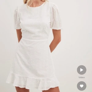 Klänning - Säljer denna otroliga klänning som jag hade tänk till studenten men jag hittade en annan, aldrig använd och har lappen kvar🩷slutsåld i alla storlekar senast jag tittade!