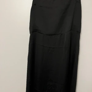 Satin klänning - Helt ny klänning i satin, bara använd ett kort tag på nyår. Lång/maxi storlek S.