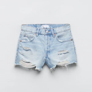  Zara jeans shorts - Aldrig använda och lapp kvar! Storlek 34, medelhög midja. Original pris 329