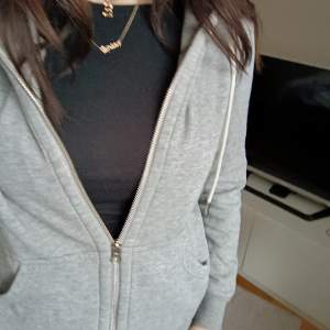 Grå hoodie med dragkedja från h&m nypris 249 kr, säljer nu för ett bra pris då den är använd  ett få-tal gånger💓 Hör av er om ni har fler frågor eller om ni vill ha fler bilder💓📸