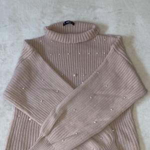 Säljer denna jätte söta stickade tröjan från Shein, aldrig använd endast testad, skriv vid fler frågor🫶🏼