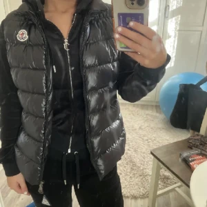 Moncler väst - Intressekol på denna fina västen i märket moncler. Västen ha inte kommit så mycket till användning därav bra skick. Storlek 1 som motsvara S. Självklart är västen äkta 