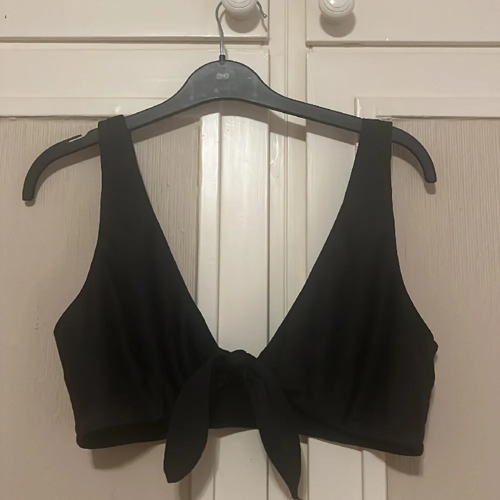 Säljer denna jättefina bikinitopp då jag inte använder den mer! Jätteskön och fin och endast använd ett fåtal gånger! Nypris: 150kr. Övrigt.