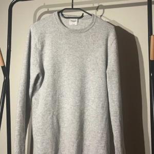 John Henric cashmere  - Jättesnygg och skön cashmere tröja,  .  Kom jättegärna. Litet hål vid armbågen, jätte lätt att fixa . Kom gärna med erbjudanden eller frågor  Mvh EAresell