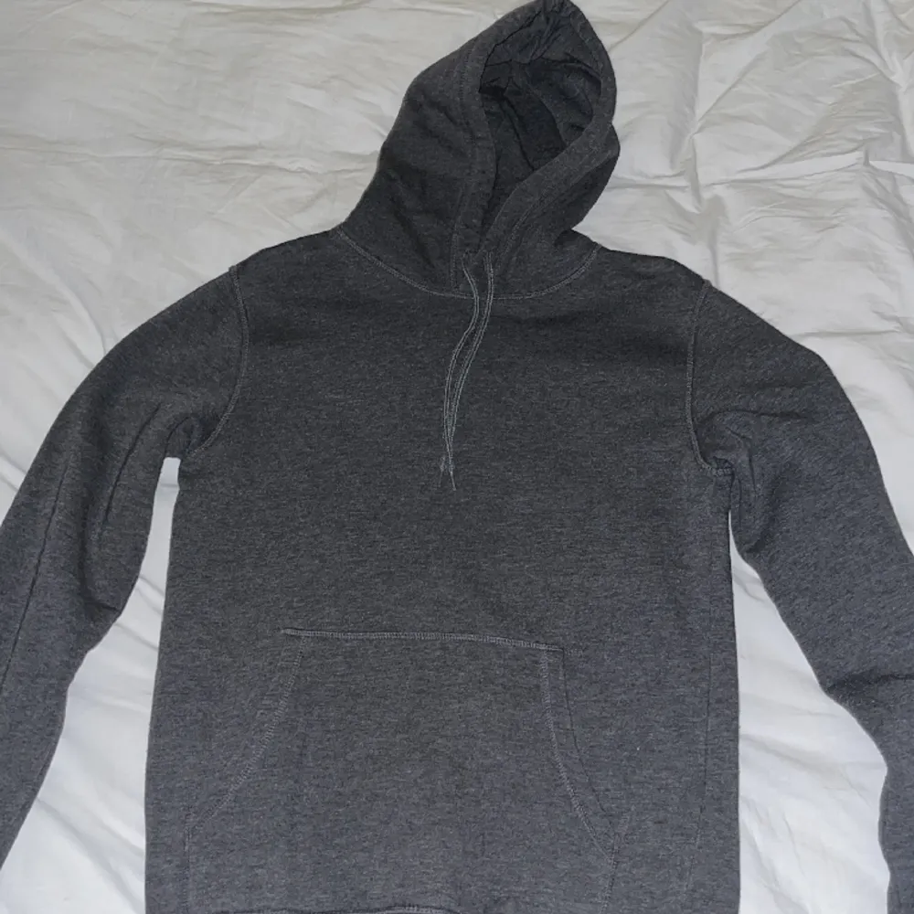 En skön grå hoodie köpt för länge sen på hm. Den är knappt använd för den sitter lite litet på mig. Priset kan diskuteras!🫶. Hoodies.