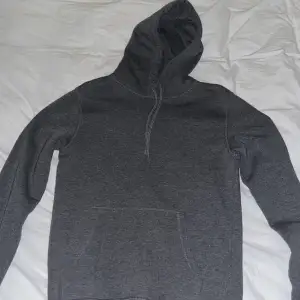 En skön grå hoodie köpt för länge sen på hm. Den är knappt använd för den sitter lite litet på mig. Priset kan diskuteras!🫶
