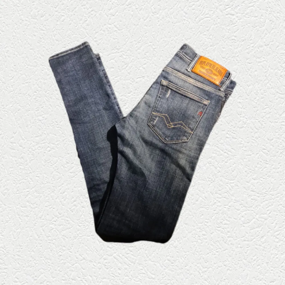 Tja, säljer dessa Replay Ripped Jeans som är hyfsat svåra att få tag på i denna storleken. Dem är i fint skick, lätt användning. Storlek 29/32, ny pris runt 1800 - mitt pris 549,  kan gå ner i pris om vi fixar en lätt och snabb deal 💯. Jeans & Byxor.