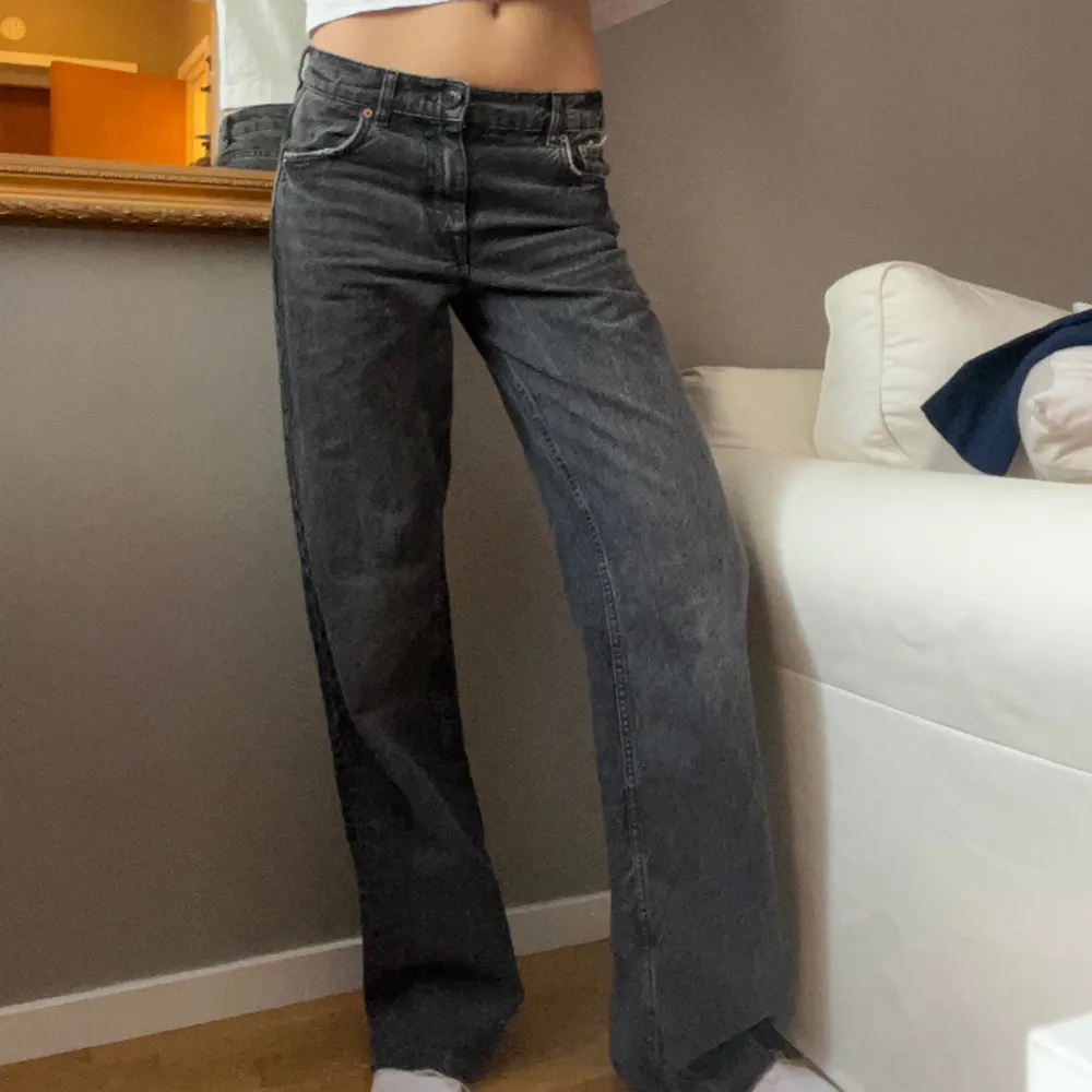 Sjukt snygga raka jeans från Zara! . Jeans & Byxor.