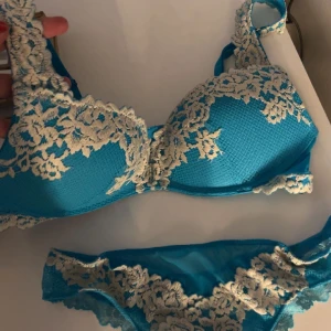 Intimissimi sett  - Har detta trendiga  ljusblåa sett från Intimissimi, BH testad men ej trosorna.  BH STORLEK: 75 B TROSOR STORLEK: S  Vill ha sålt snabbt så snabba köp PRIORITERAS!