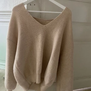 Stickad tröja - Beige tröja i st S. Ballongarmar och v-ringad. Aldrig använd!✨ Kan frakta men köparen betalar frakten.