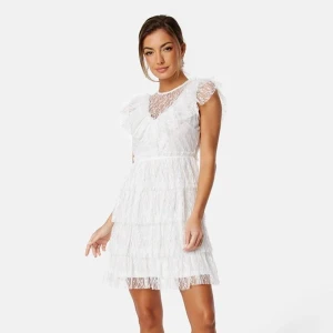 Studentklänning - Intressekoll på denna fina klänning som är slutsåld! Helt oanvänd och prislapp finns kvar!🩷