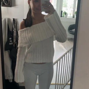 stickad off shoulder - säljer denna stickade off shoulder köpt på H&M, i ny skick då den endast är använd 2 gånger. Super fin🩷 storlek xs men passar även s🩷