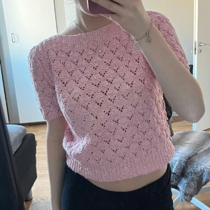 stickad t-shirt - sminkfläck längst halsen (kolla sista bilden), syns dock inte när man har på sig den eftersom de är på insidan🩷annars fint skick