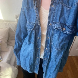 Vintage jeansskjorta  - Cool jeansskjorta köpt secondhand! Märket är Conquest, och stl 38. Frakt står köparen för