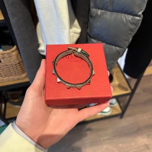 Valentino Armband - Valentino armband i utmärkt skick, all og dvs box, vykort och äkthetsbevis. Grå färg med silvriga taggar. Nypris 3100kr mitt pris 1500kr. Bara att skriva vid frågor eller funderingar! Över 50 refs finns!