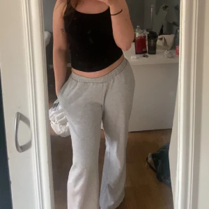 Low waist mjukisbyxor - Säljer dessa lågmidjade mjukisbyxor i grått som är för korta för mig som är 172 cm. Byxorna är i storlek L men brukar vanligtvis ha M 