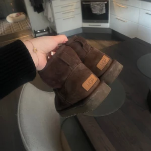 Ugg - Bruna uggs, välanvända och tyvärr fläckar från vatten🤎 nypris 1599
