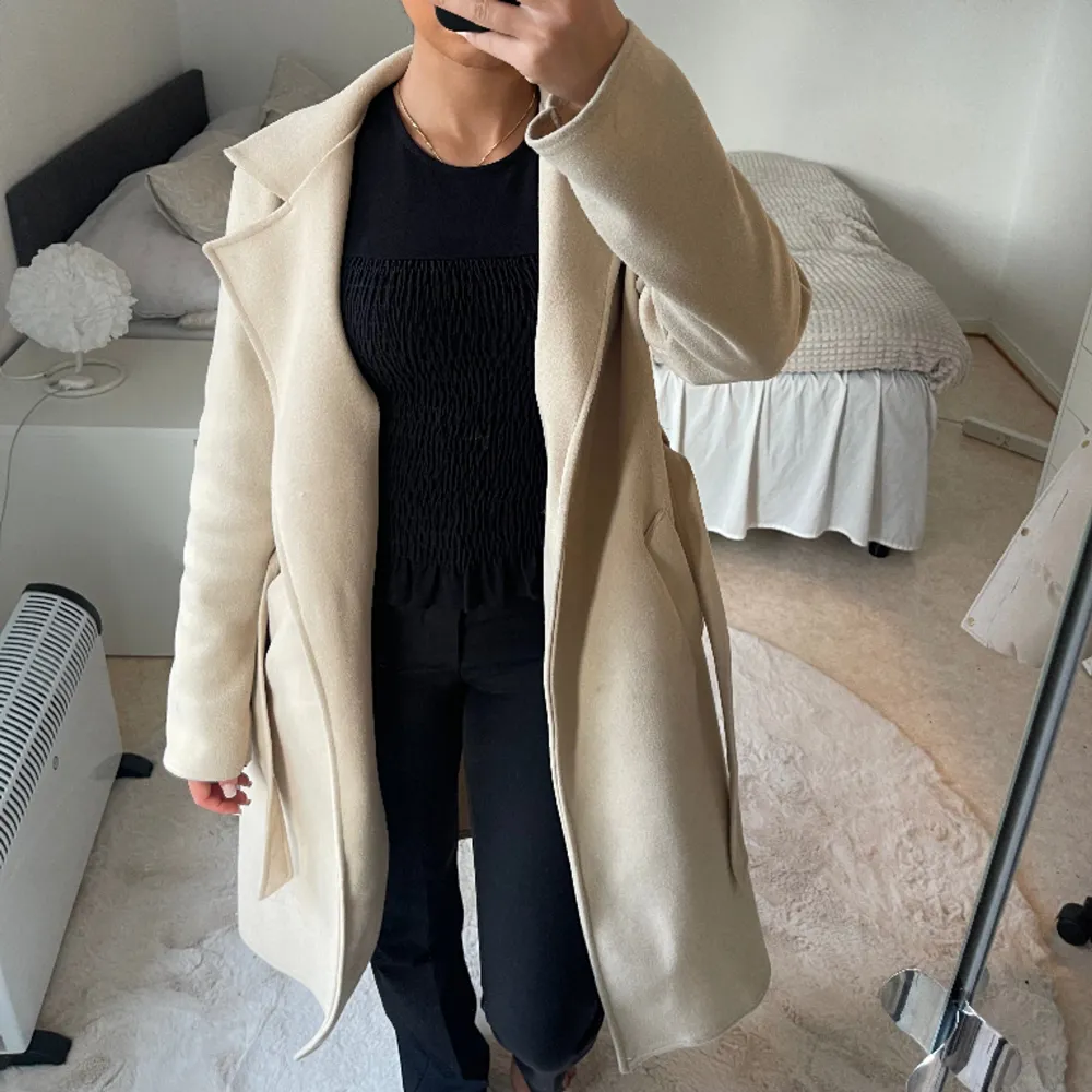 Jätte fin beige kappa från Missäy i storlek XS-S! Jätte bra skick! . Takit.