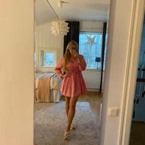 Klänning  - Rosa klänning från Zara. Knappt använd. Storlek L men sitter som en M. 