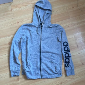 Adidas kofta - Storlek M finns även i S