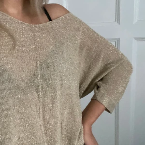 Glittrig tröja  - Jättefin glittrig lite snedskuren tröja☺️☺️