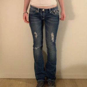 True religion jeans - Säljer mina low waist true religion jeans!🫶  Midjemåttet är ca 41 cm rakt över och innerbensmåttet 81 cm! Hör gärna av er ifall ni har nå mer frågor!👍