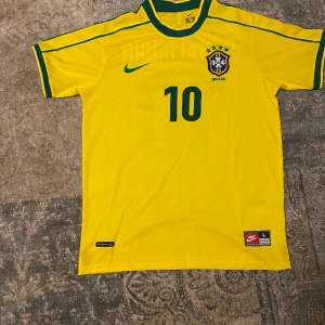 Ronaldhino fotbolls tröja - 10/10 skick 😗är storlek L jag GRATTIS FRAKT!! 🥰