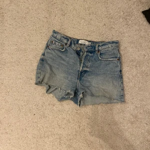 Jeans shorts  - Shorts från & other stories, storlek 38 skulle jag säga eur storlek 28 bra skick 