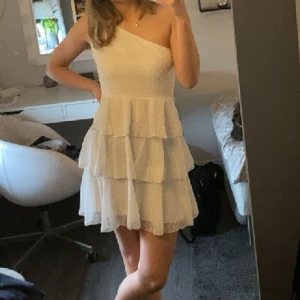 Student klänning  - Två vita studentklänningar! Båda i S.  120 st 