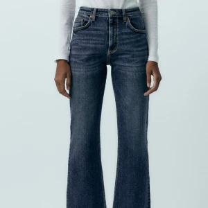 mörkblå flare jeans - De är aldrig använda och i nytt skick