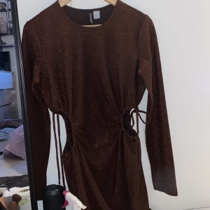 Glittrig Klänning - Använd 1 gång, antingen för när du ska nånstans eller på taylors eras tour ;)