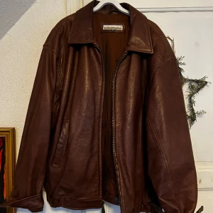Brun läderjacka  - Jättefin läserjacka köpt på plick för ca 5 månader sen. Säljes då den är för stor för mig tyvärr.  Den är i jättebra skick. Köpt för 490kr