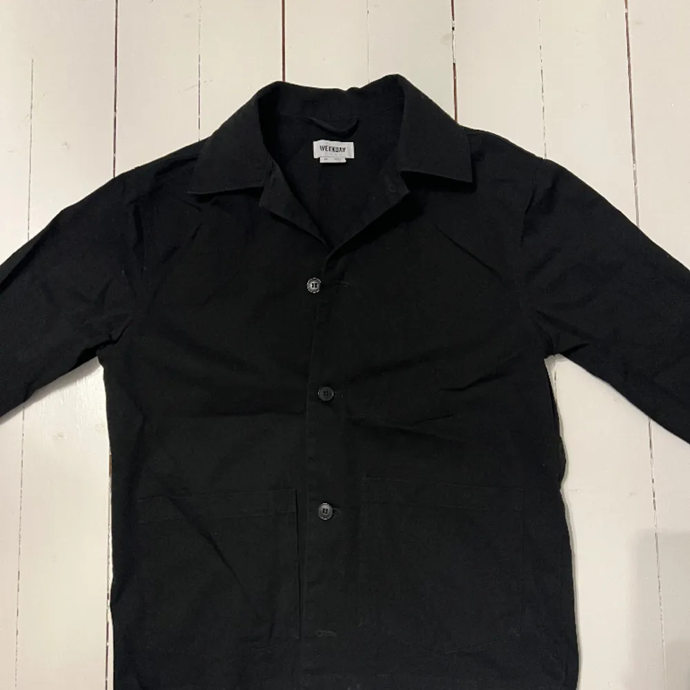 Weekday Overshirt i svart, säljs på grund av att den är för liten!. Skjortor.
