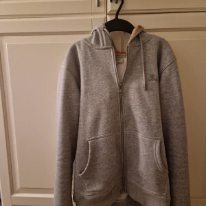 Burberry zip hoodie  - Säljer min burberry zip hoodie. Mitt pris: 2400 Skick:10/10 Har kvitto. Skriv vid mer frågor och synpunkter. 